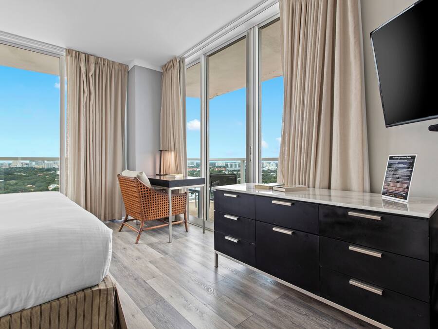 Deluxe Studio, 1 King Bed, Kitchen, Bay View