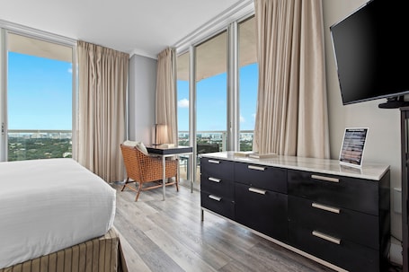 Ropa de cama de alta calidad y decoración personalizada . Private Residences at Hotel Arya by SoFLA Vacations