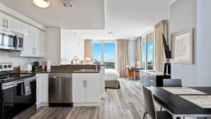 Estudio Deluxe, 1 cama de matrimonio grande, cocina, vistas a la bahía | Servicio de comidas en la habitación