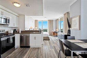 Deluxe Studio, 1 King Bed, Kitchen, Bay View | In-room dining