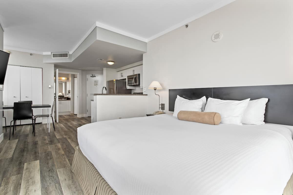 Deluxe Studio, 1 King Bed, Kitchen, Bay View