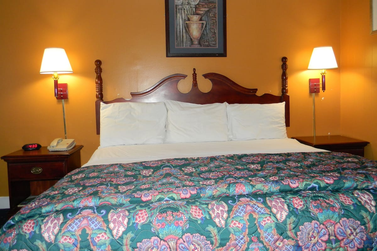 Escritorio, wifi gratis y ropa de cama