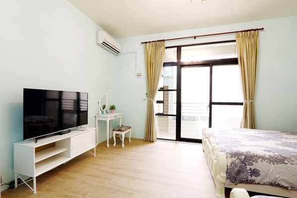 Deluxe Quadruple Room, Balcony | Premium bedding, individually decorated, blackout drapes, rollaway beds - Princesschloe Homestay (Hengchun)