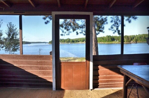 Ferienhütte, 2 Schlafzimmer, Küche, Seeblick | Wohnbereich