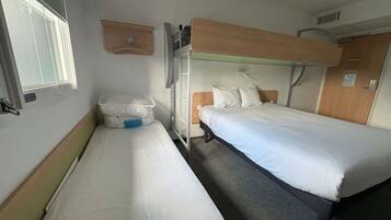 Chambre Triple, plusieurs lits | Literie hypoallergénique, bureau