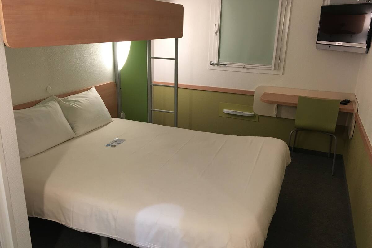 triple room, multiple beds | hypo-allergenic bedding, desk, laptop workspace, soundproofing