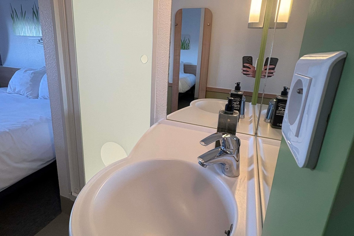 double room | hypo-allergenic bedding, desk, laptop workspace, soundproofing