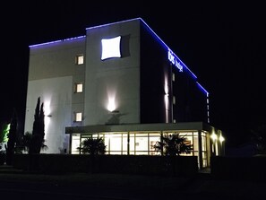 Façana frontal de l'allotjament (vespre/nit)