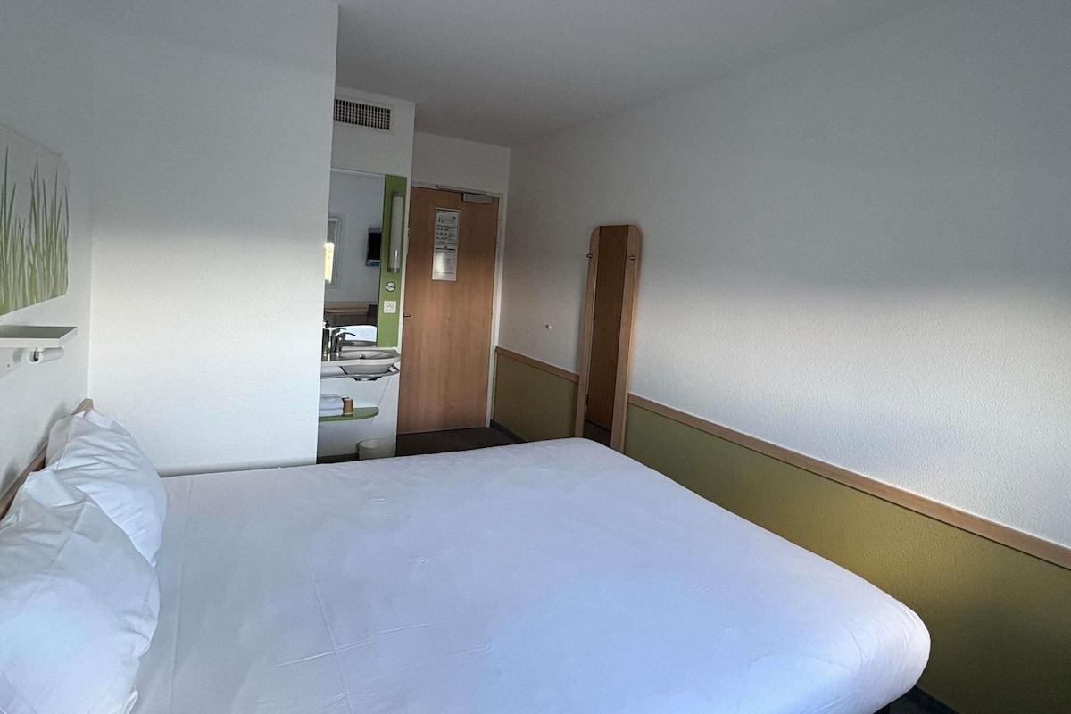 Double Room | Hypo-allergenic bedding, desk, laptop workspace, soundproofing