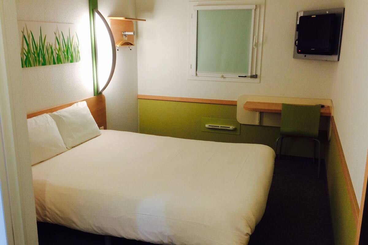 double room | hypo-allergenic bedding, desk, laptop workspace, soundproofing