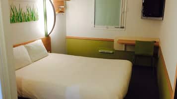 Habitación doble | Ropa de cama hipoalergénica y escritorio
