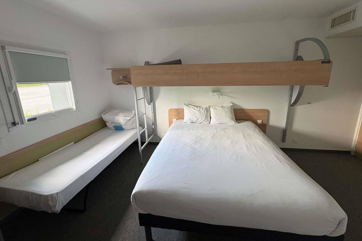 Habitació triple, diversos llits | Roba de llit hipoal·lergògena i escriptori