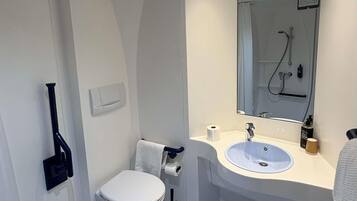 Triple Room, Multiple Beds | Hypo-allergenic bedding, desk, laptop workspace, soundproofing