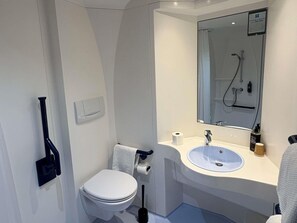 Triple Room, Multiple Beds | Hypo-allergenic bedding, desk, laptop workspace, soundproofing - ibis budget Ancenis (Mesanger)