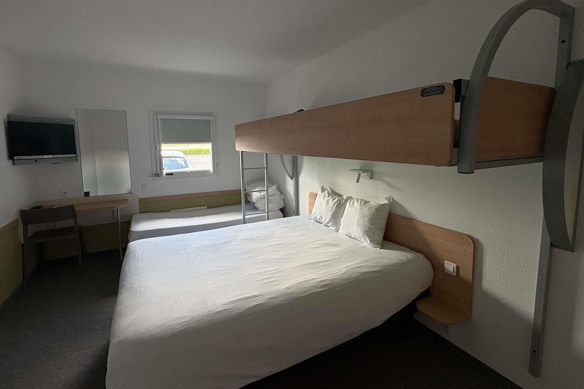 Triple Room, Multiple Beds | Hypo-allergenic bedding, desk, laptop workspace, soundproofing