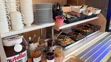 Petit déjeuner buffet (9.9 EUR par personne)