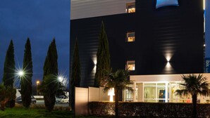 A modern building with a sign reading 'ibis budget.' - ibis budget Ancenis (Mesanger)