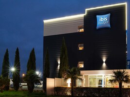 Um edifício moderno com uma placa indicando 'ibis budget'.