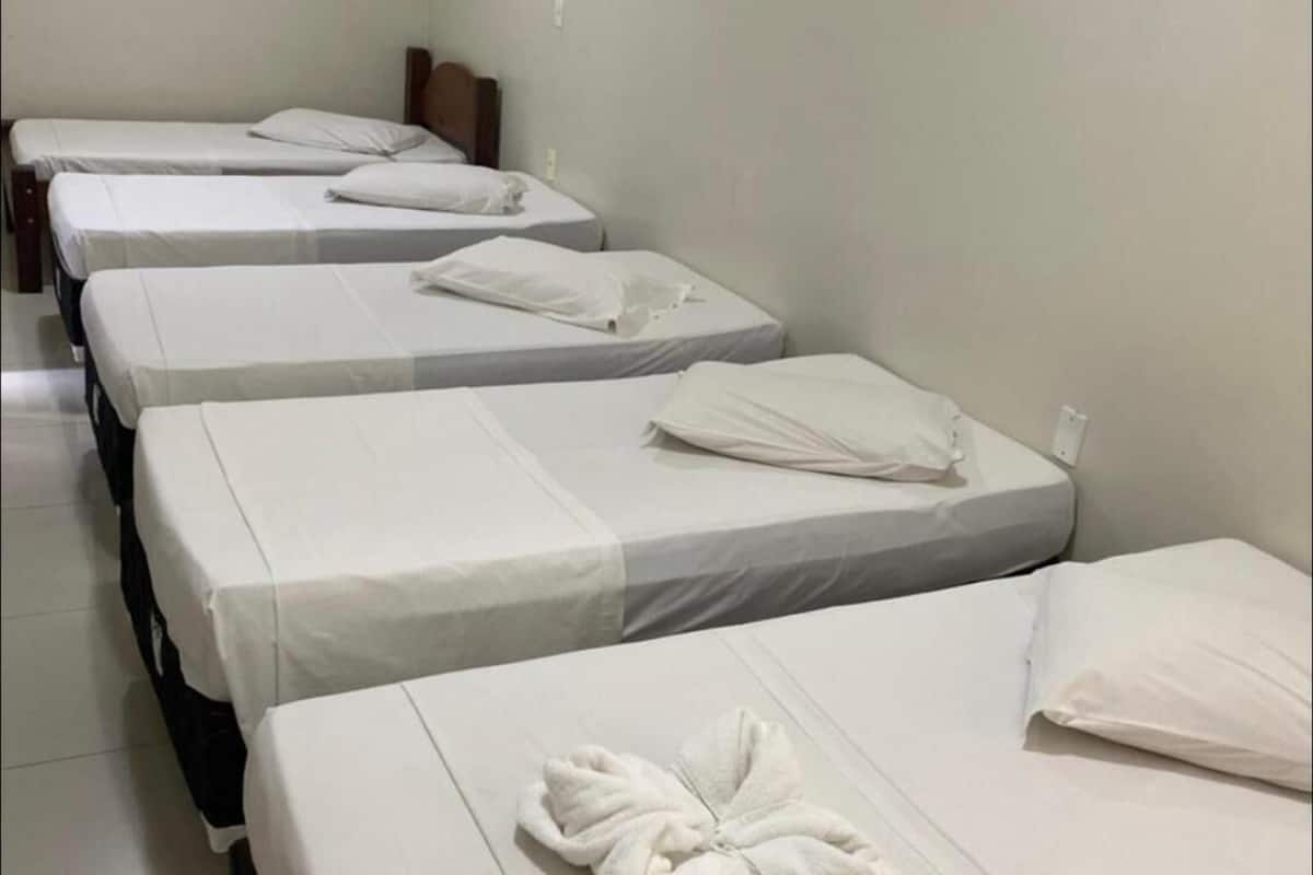 Quarto Quíntuplo Econômico (acesso por escadas) | Minibar, una cassaforte in camera, una scrivania, tende oscuranti