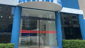 Het uiterlijk van het Aquarius Hotel, herkenbaar aan de opvallende blauwe gevel en een duidelijk bord met de naam.