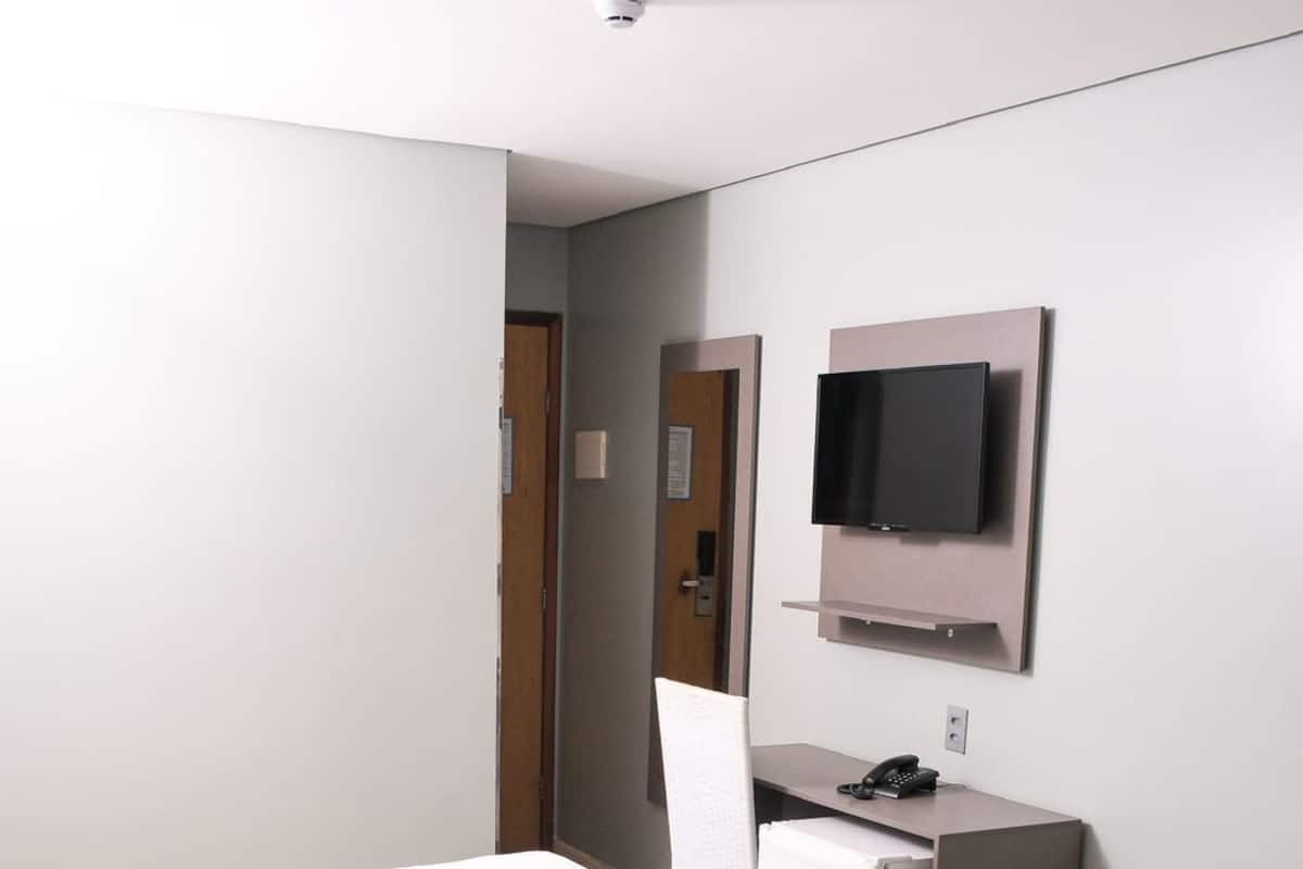 Camera familiare | Minibar, una cassaforte in camera, una scrivania, tende oscuranti