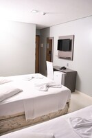 Quarto família | Frigobar, cofres nos quartos, escrivaninha, cortinas blackout