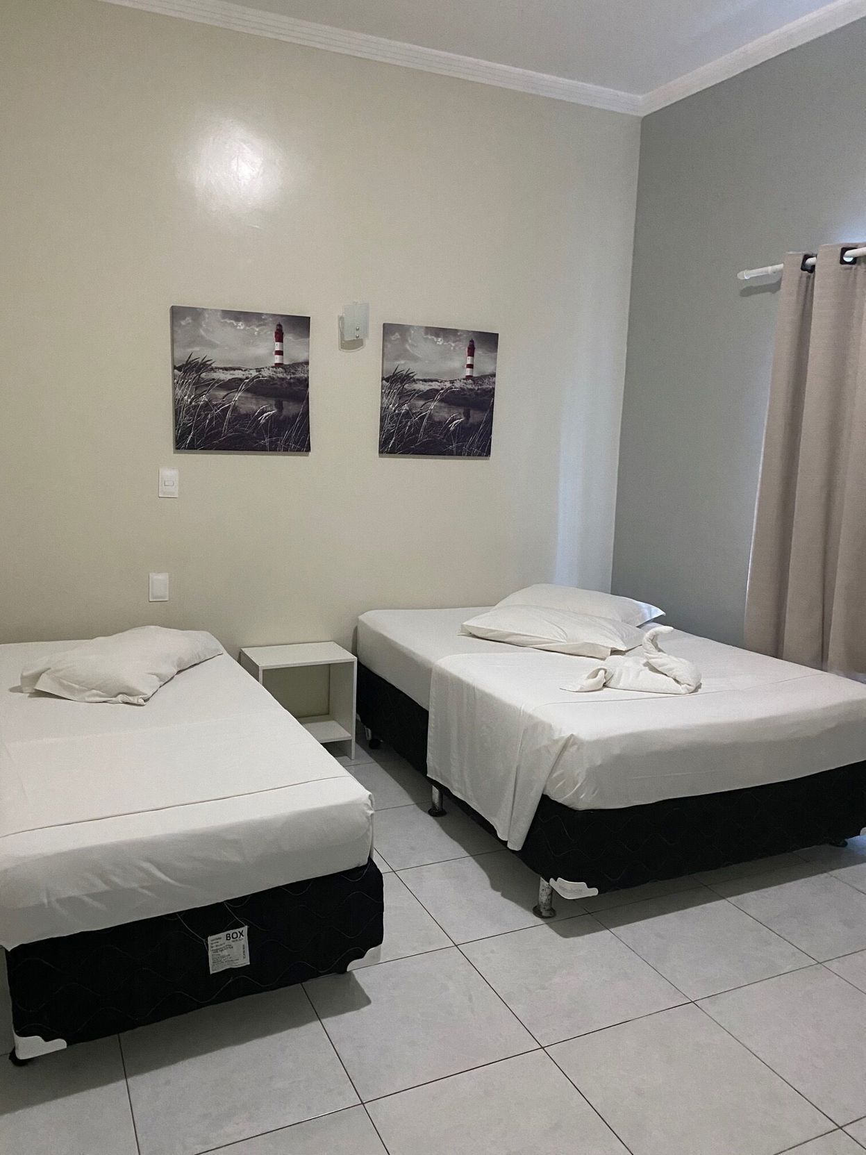 Frigobar, cofres nos quartos, escrivaninha, cortinas blackout