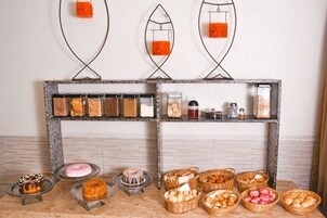 Café da manhã completo grátis todos os dias