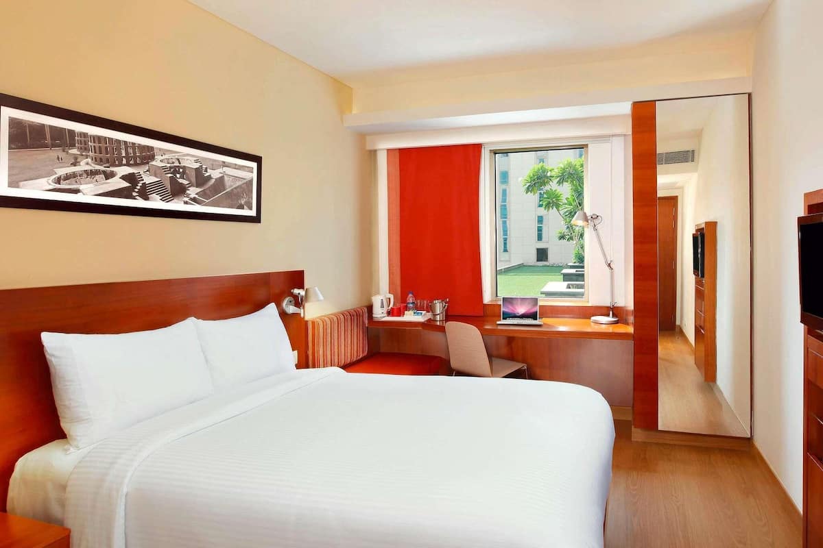 Standard Room, 1 Queen Bed | Premium bedding, memory foam beds, minibar, in-room safe
