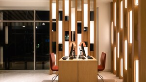Un espace de bureau moderne comprenant un bureau en bois, deux chaises et un ordinateur.