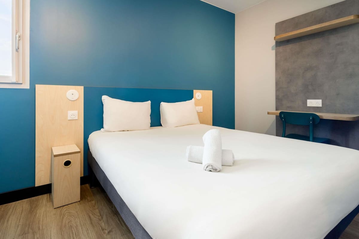 1 habitación, escritorio, wifi gratis y ropa de cama