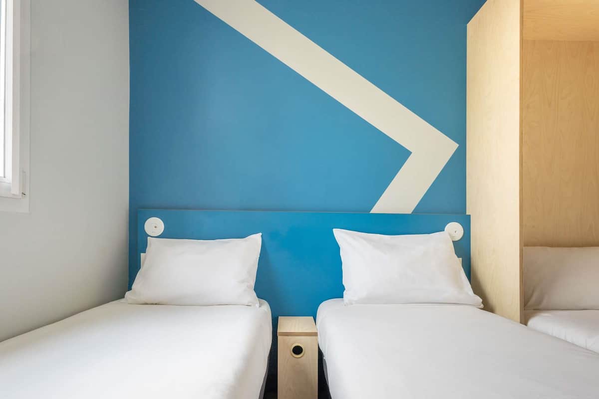 Quarto, 2 camas de solteiro | Escrivaninha, Wi-Fi de cortesia, roupa de cama