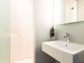 Desk, free WiFi, bed sheets - ibis budget Nanterre La Défense (Nanterre)