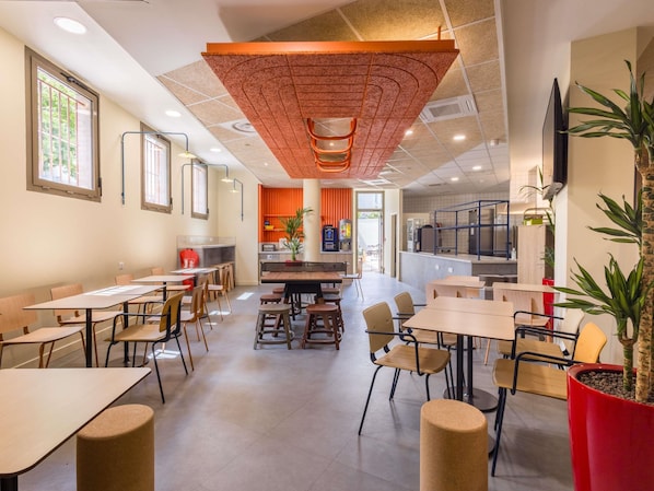 Desayuno buffet diario (EUR 8.90 por persona)