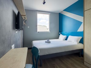 Room with 1 Queen size bed and 1 extra single bed