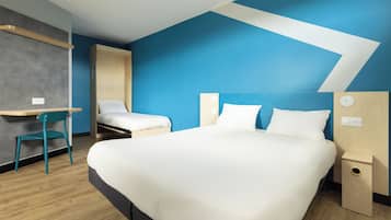 Chambre avec 1 lit Queen Size et un lit extra | 1 chambre, bureau, Wi-Fi gratuit, draps fournis