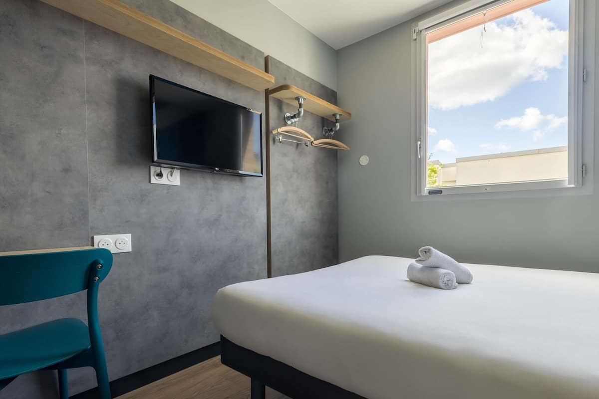 1 bedroom, desk, free WiFi, bed sheets