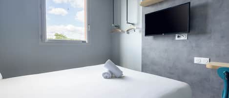 Room with 1 Queen size bed and 1 extra single bed | Desk, free WiFi, bed sheets