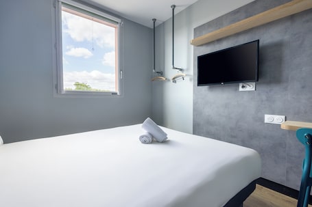Room with 1 Queen size bed and 1 extra single bed. ibis budget Nanterre La Défense