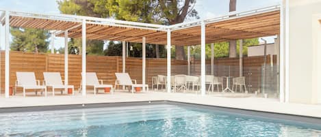 Una piscina al aire libre de temporada (de 09:00 a 20:00), sombrillas