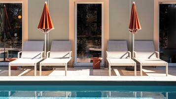 Una piscina al aire libre de temporada (de 09:00 a 20:00), sombrillas