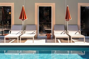 Piscina externa sazonal, funciona das 9h às 20h, guarda-sóis