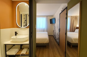 Escritorio, cunas gratuitas, wifi gratis y ropa de cama