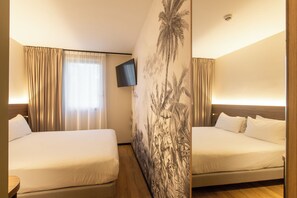 Desk, free cribs/infant beds, free WiFi, bed sheets - Logis Hôtel de Port d'Alon (Saint-Cyr-sur-Mer)