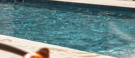 Piscine extérieure (ouverte en saison), parasols de plage