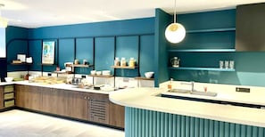 Tägliches Frühstücksbuffet (12.9 EUR pro Person)