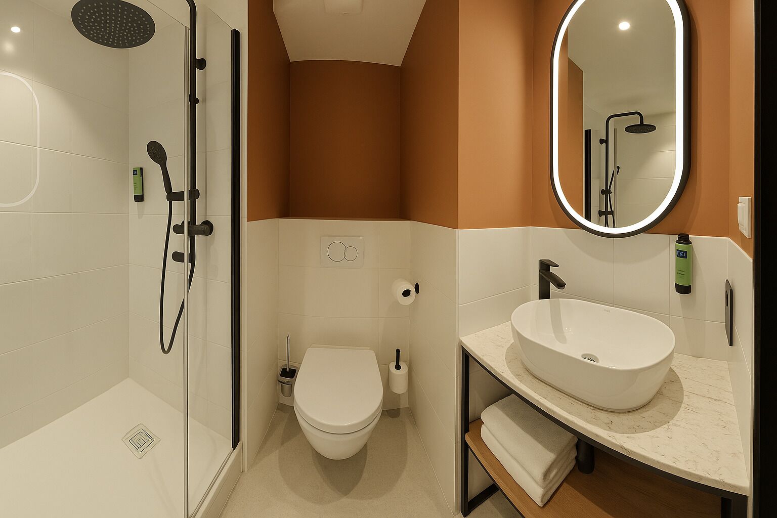 Een douche,  milieuvriendelijk toiletgerief, handdoeken