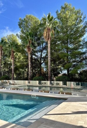 Seasonal outdoor pool, open 9:00 AM to 8:00 PM, pool umbrellas - Logis Hôtel de Port d'Alon (Saint-Cyr-sur-Mer)