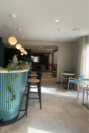 Bar (on property) - Logis Hôtel de Port d'Alon (Saint-Cyr-sur-Mer)