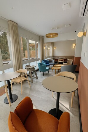Daily buffet breakfast for a fee - Logis Hôtel de Port d'Alon (Saint-Cyr-sur-Mer)
